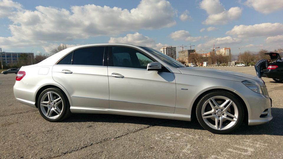 Mercedes W212 09-13 E63 AMG -LOOK пороги